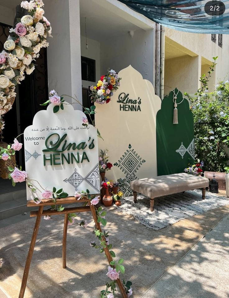 Grande conférence professionnelle — scène avec écrans géants